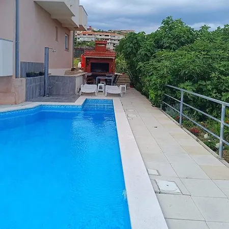 Sea View With Swimming Pool Near Apartmán