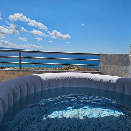 Sea View With Swimming Pool Near Apartmán